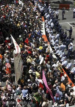 20国集团财长会议遭3000人抗议 警察受伤