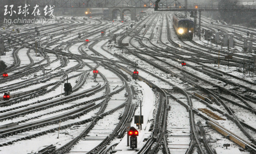 大雪袭击英国 交通承受巨大压力