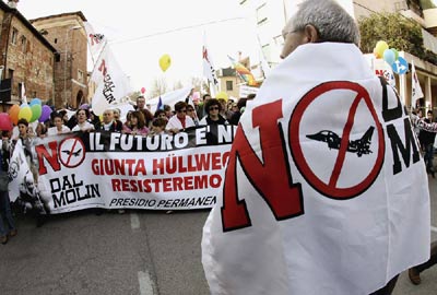 12万意大利人游行 抗议美军扩建军事基地