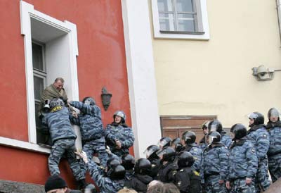 俄反对派举行反普京游行 警方拘捕上百人