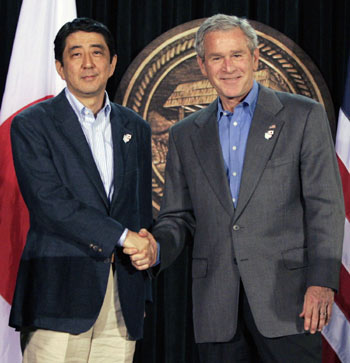 美日对朝强硬 布什接受安倍就慰安妇道歉