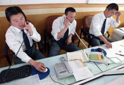 青藏铁路调度人员：每天接1000个电话