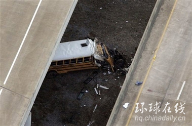 美国发生两起交通事故至少6人死(组图)