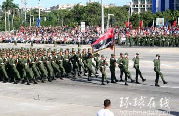 图：古巴举行盛大阅兵式纪念建军50周年