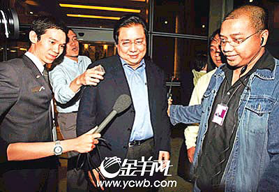 阿罗约丈夫抵达香港后一言不发