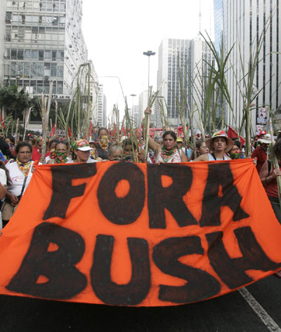 布什访巴西遭抗议 查韦斯领衔反美大游行