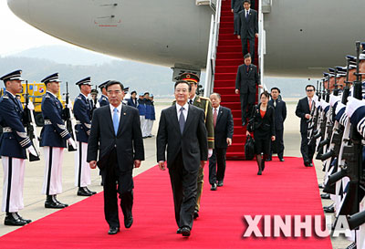 图：温家宝抵达韩国开始正式访问
