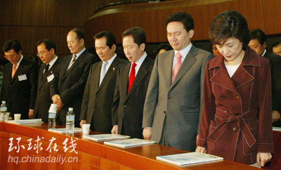 韩国议员悼念枪击案受害者