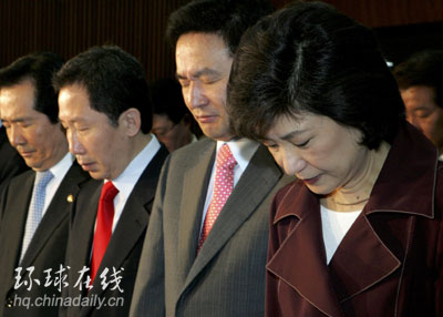 韩国议员悼念枪击案受害者