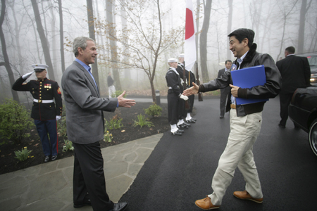 美日对朝强硬表态 布什接受安倍慰安妇道歉