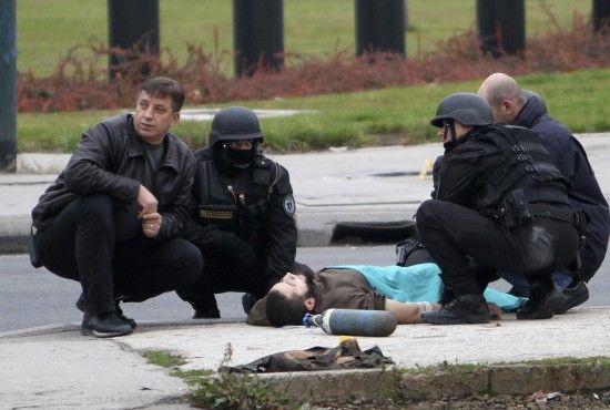 男子在美国驻波黑使馆前开枪被捕 数人受伤