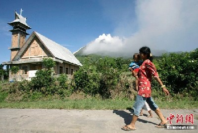 印尼苏门答腊岛火山爆发万余人撤离