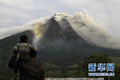 印尼锡纳朋火山再度爆发 1万居民紧急疏散