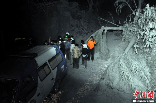 印尼火山喷发冲上1500米 18人死29人伤