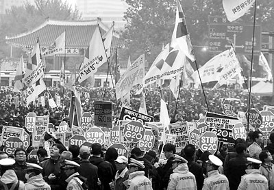 韩国首尔4万人示威反G20峰会与警方冲突