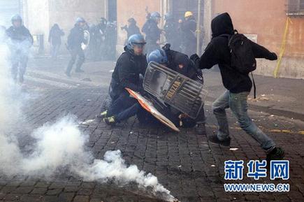 意大利反政府组织抗议意总理通过参议院信任投票