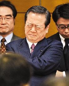 日本民主党决定停止前党首小泽一郎党员资格