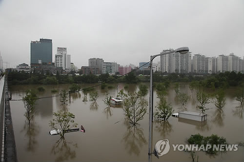 韩国遭遇百年一遇强降雨至少36人死亡(图)