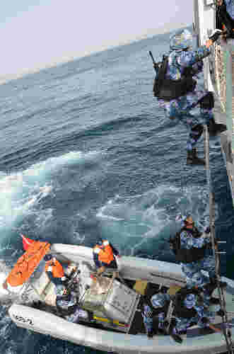 海军第九批护航编队加大反海盗应急训练（图）