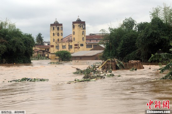尼日利亚遭洪水侵袭上百人死亡(高清组图)