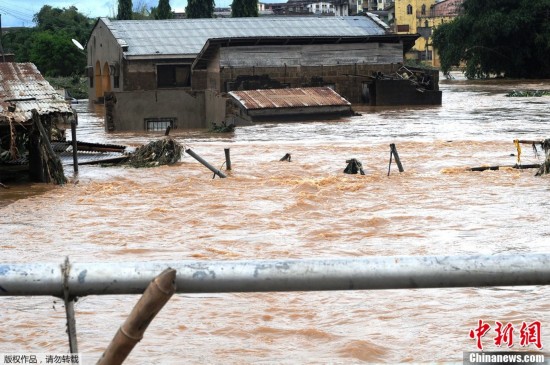 尼日利亚遭洪水侵袭上百人死亡(高清组图)