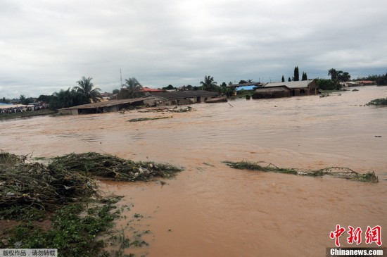 尼日利亚遭洪水侵袭上百人死亡(高清组图)