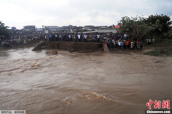 尼日利亚遭洪水侵袭上百人死亡(高清组图)