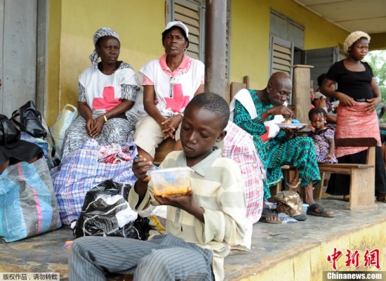 尼日利亚遭洪水侵袭上百人死亡(高清组图)