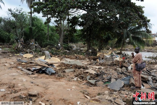 尼日利亚遭洪水侵袭上百人死亡(高清组图)