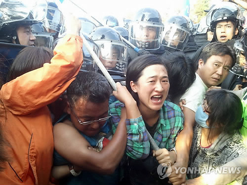 韩国济州岛市民抗议建海军基地 与警方肢体冲突[图]