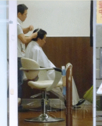 日本新首相从头开始 光顾低价理发店显平民作风
