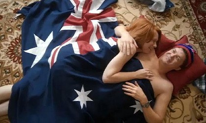 喜剧虚构澳女总理国旗裹身性爱场面 遭猛批