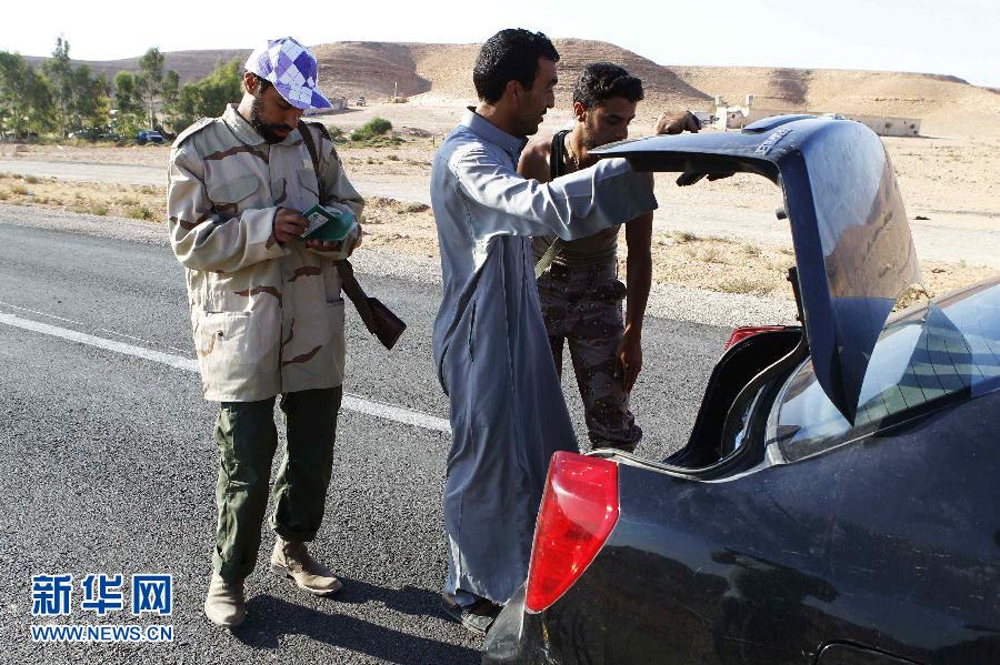 利比亚执政当局在卡扎菲老家进攻因人体盾牌受阻