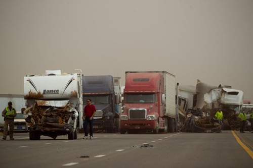 美亚利桑那州沙尘暴导致车辆连环相撞 造1死15伤