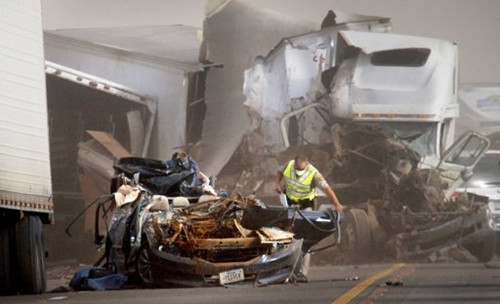 美亚利桑那州沙尘暴导致车辆连环相撞 造1死15伤