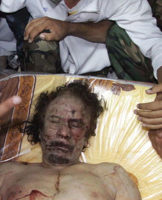 组图：利比亚民众围在卡扎菲遗体周围