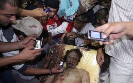 组图：利比亚民众围在卡扎菲遗体周围