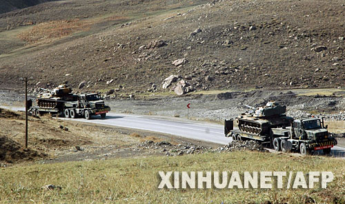 10月22日,在土耳其东南部与伊拉克相邻的哈卡里省山区,土耳其武装部队运送坦克的车辆在公路上行进。新华社/法新