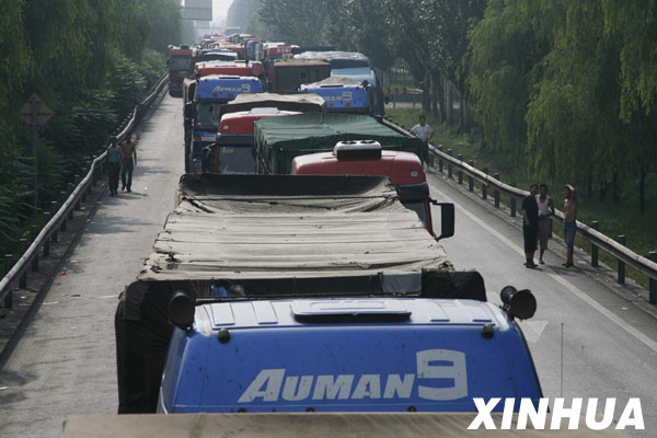 媒体关注中国“超级大堵车” 解读背后深层次原因