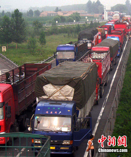 媒体关注中国“超级大堵车” 解读背后深层次原因