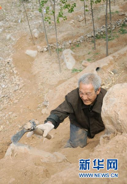 新华网评：无腿老兵“爬”出让人仰望的高度