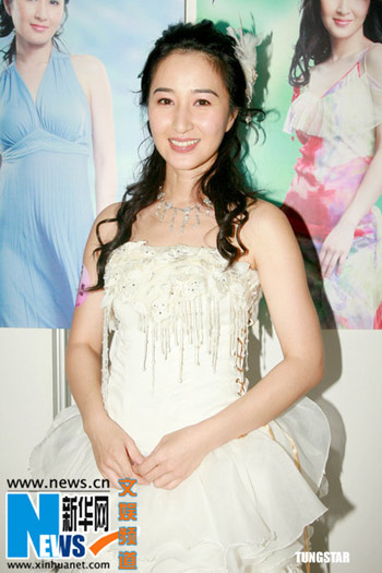 关咏荷甩肉40磅重披婚纱(图)