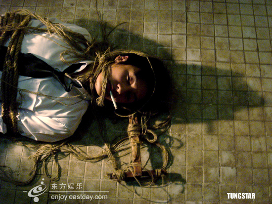 阿Sa五花大绑余文乐 玩恐怖虐杀吓自(图)