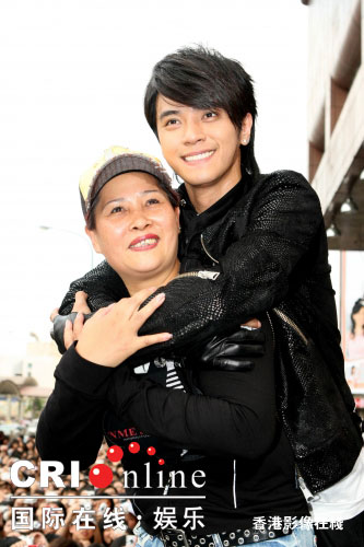 罗志祥签唱会和妈妈拥抱亲嘴 遭歌迷索要舌吻