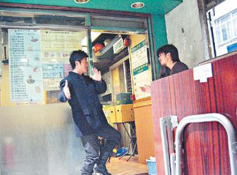 谢霆锋不忿被导演当众指骂 强拉吴京吐苦水