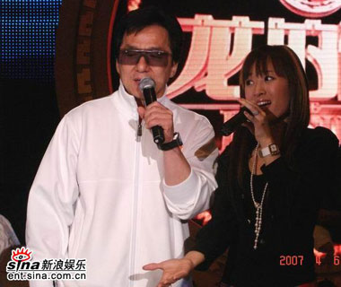 成龙携sara同唱+龙的梦想