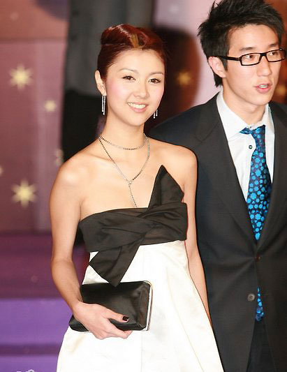 成龙改当“媒婆” 帮子狂追薛凯琪(图)