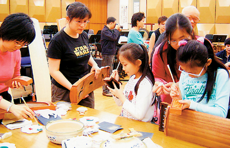 敦煌古筝作坊搬到香江(图)