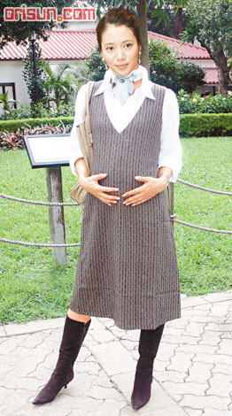 袁咏仪怀孕3月腹部突出(图)