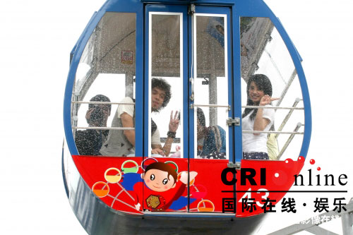 蔡依林陪男歌迷搭摩天轮(图)